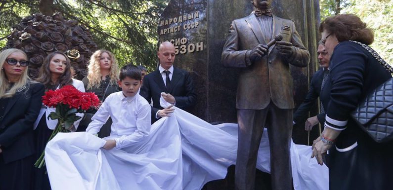 Памятник Иосифу Кобзону открыт на Востряковском кладбище